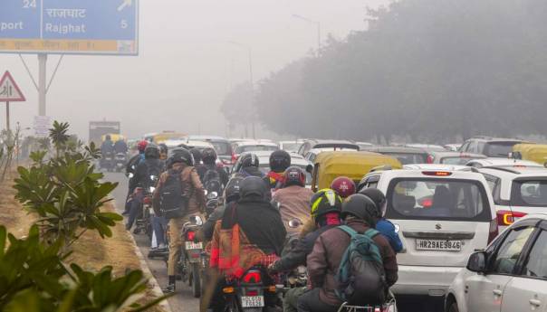 Hladni talas i magla uzrokovali haos u Indiji, zagađenost prelazila 500 AQI