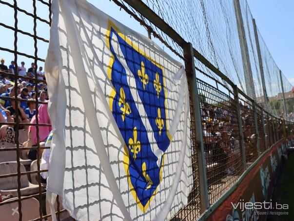 Hoće li neko tužiti policajce iz RS koji nelegalno kažnjavaju zbog zastava s liljanima!?