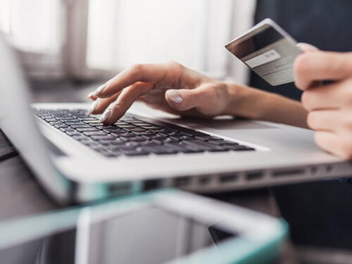 Hoće li novi zakon zaštititi potrošače i legalne trgovce od prevaranata u prodaji putem interneta?