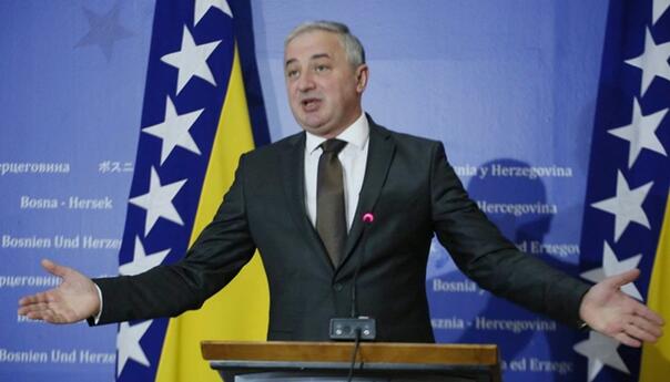 Hoće li se Dodik pokoriti odlukama 'turiste' Schmidta