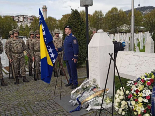 Hodžić i Halilović odali počast šehidima i poginulim borcima ARBiH