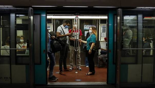 Holandija uvela policijski sat, Francuska traži od građana da ne pričaju u javnom prijevozu