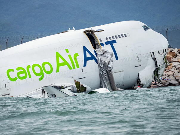 Hong Kong: Avion iz Dubaija sletio s piste, dvije osobe poginule