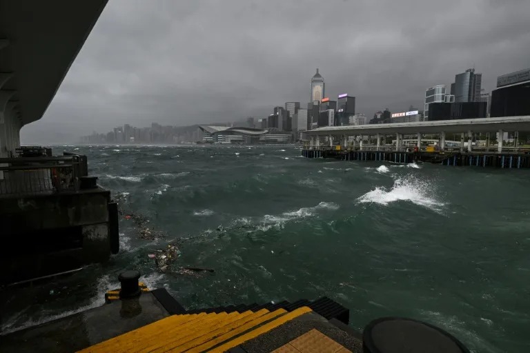 Hong Kong izdao najviši nivo upozorenja zbog tajfuna Wipha