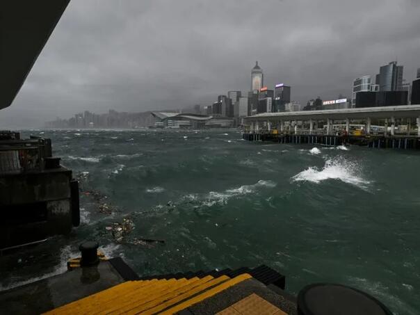 Hong Kong izdao najviši nivo upozorenja zbog tajfuna Wipha