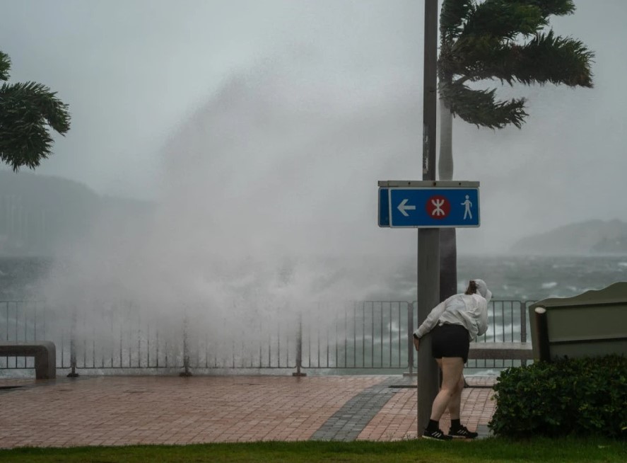 Hong Kong obustavlja letove: Grad se sprema na veliki tajfun