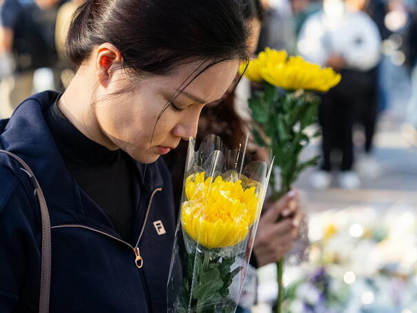 Hong Kong u žalosti: Hiljade ljudi odaju počast žrtvama požara