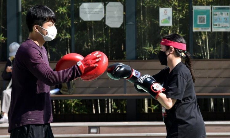 Hong Kong ublažio restriktivne mjere dok broj zaraženih opada