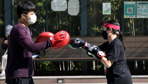Hong Kong ublažio restriktivne mjere dok broj zaraženih opada
