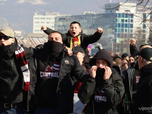 Horde zla u korteu krenule prema Grbavici da bodre Sarajevo