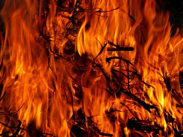 Pijani otac u Glini zapalio sina, spasila ga majka