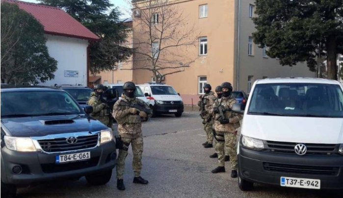 Horor kod Gradiške: Iz “sačekuše” sjekirom i nožem napao policajce