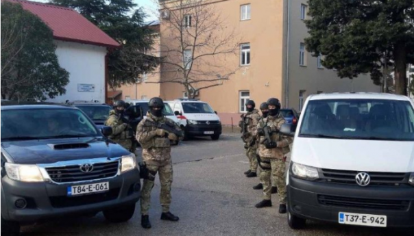 Horor kod Gradiške: Iz “sačekuše” sjekirom i nožem napao policajce