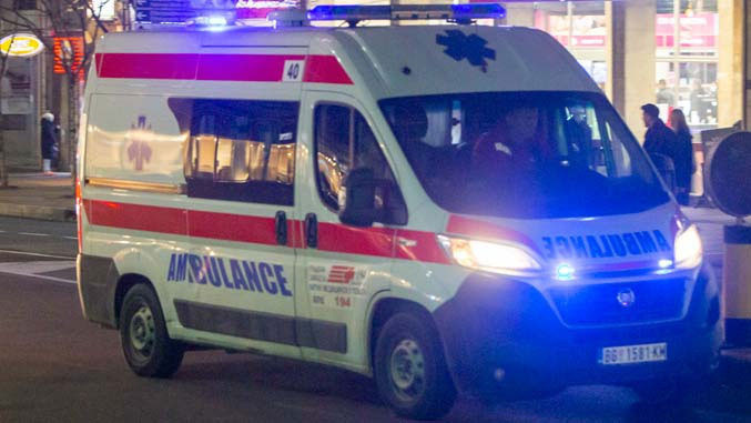 Horor u beogradskom naselju: Mladiću polomili noge, pa ga izboli