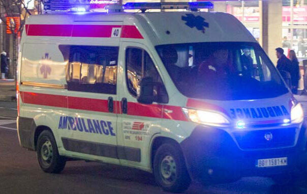 Horor u beogradskom naselju: Mladiću polomili noge, pa ga izboli
