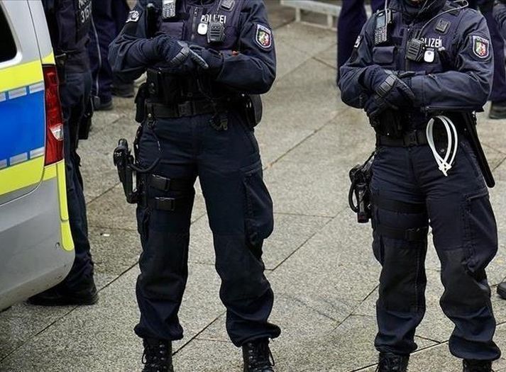 Horor u Njemačkoj: Mladić gurnut sa osmog sprata zgrade