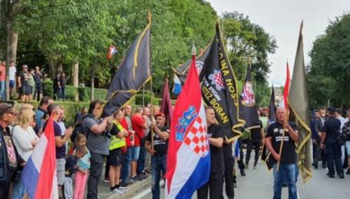 Pripadnici HOS-a uz ustaške pozdrave u Kninu