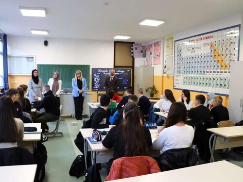 Hota-Muminović posjetila OŠ Umihana Čuvidina: Vidljive promjene na bolje