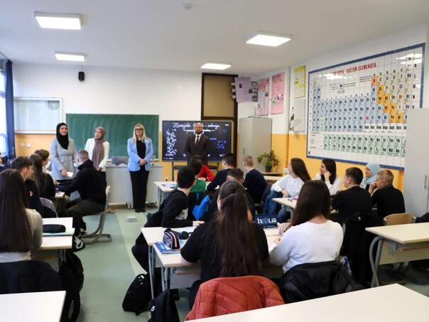 Hota-Muminović posjetila OŠ Umihana Čuvidina: Vidljive promjene na bolje