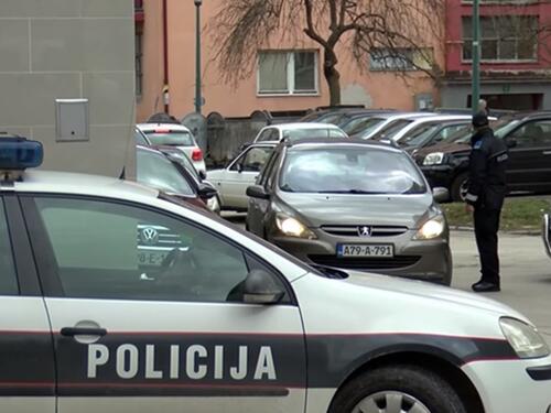 Hotonj: Bačena bomba, oštećeno više vozila i montažni objekt