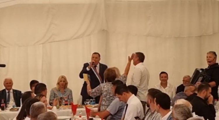 Hram na Pofalićima obilježio krsnu slavu, kum Dodik zapjevao