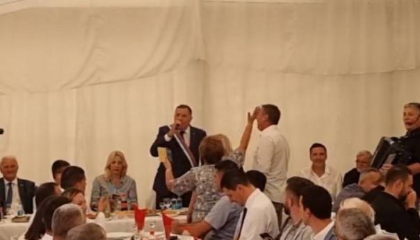 Hram na Pofalićima obilježio krsnu slavu, kum Dodik zapjevao