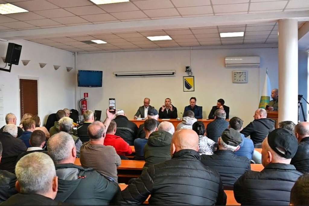 Hrnjić s načelnikom Seferovićem i poljoprivrednim proizvođačima Sanskog Mosta