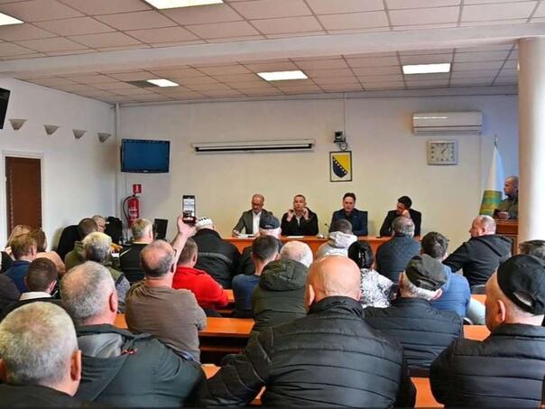 Hrnjić s načelnikom Seferovićem i poljoprivrednim proizvođačima Sanskog Mosta
