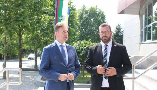 Hrnjić u Srebreniku: Projekte vodosnadbijevanja staviti u fokus saradnje