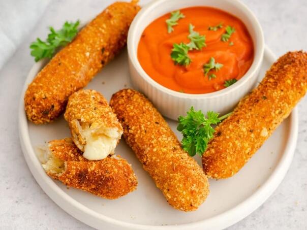 Hrskavi zalogaji pohovanog sira su savršen vikend snack!