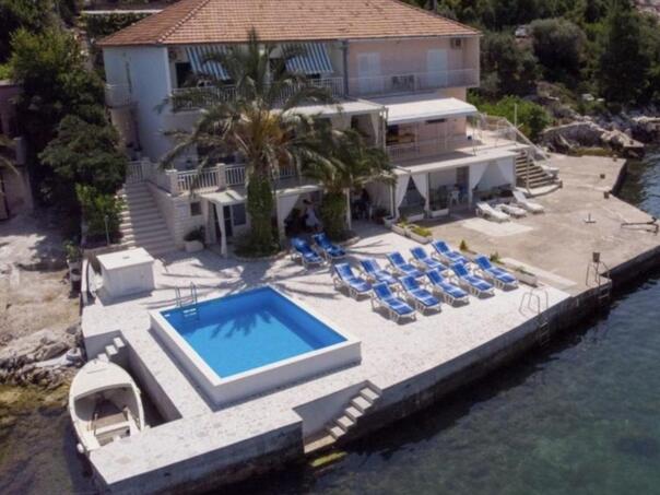 Hrvat izbetonirao bazen usred mora, pa dobio neočekivani poziv: Nemojte ovo objaviti...