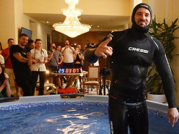 Hrvat zadržao dah pod vodom 29 minuta i oborio Guinnessov rekord