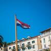 Hrvatica uhapšena nakon što je kamenjem gađala zastavu Hrvatske