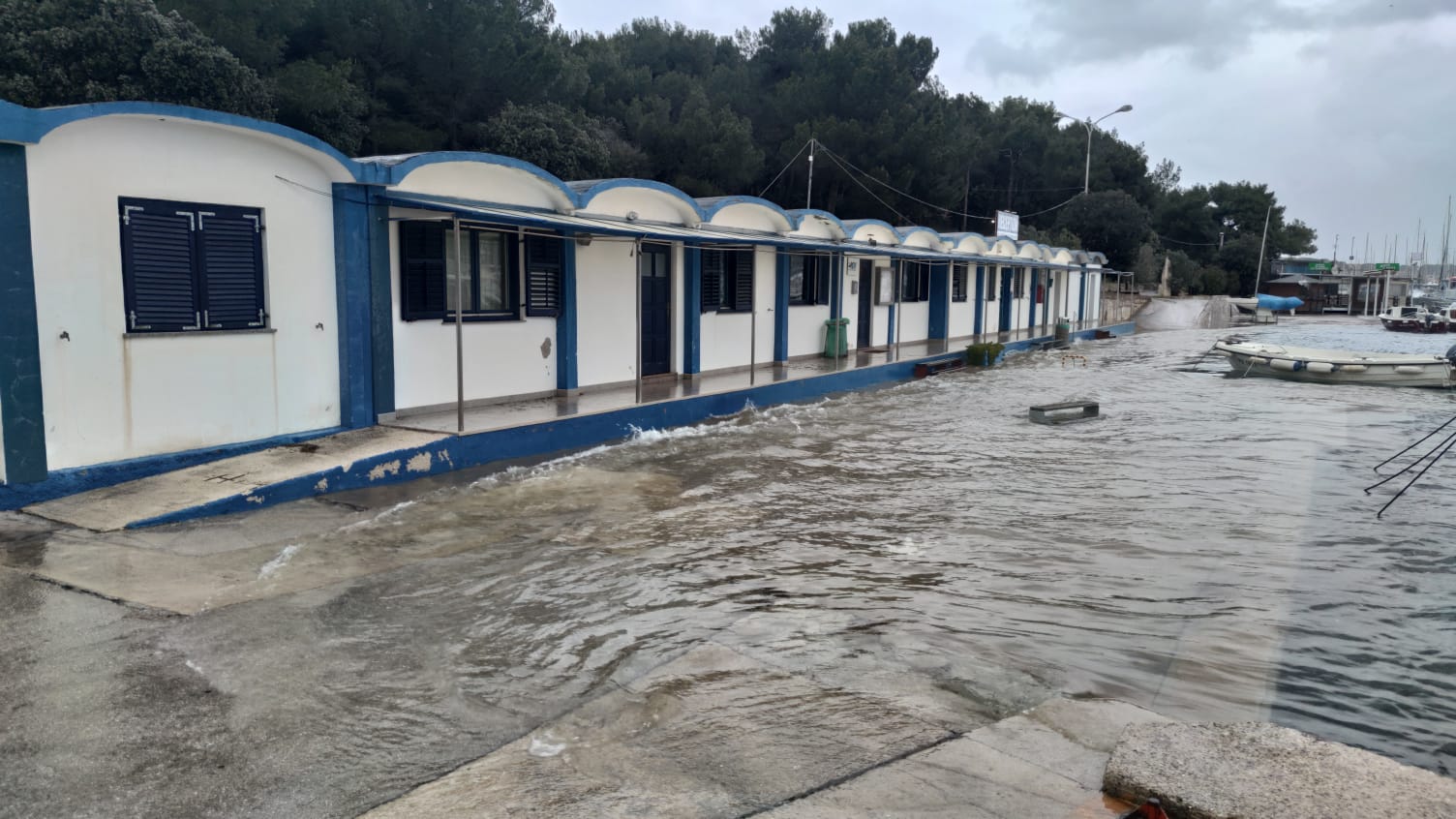 Hrvatska: Brojne rive pod vodom, ciklona u noći stiže nad Jadran