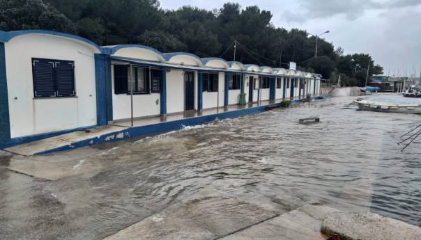 Hrvatska: Brojne rive pod vodom, ciklona u noći stiže nad Jadran