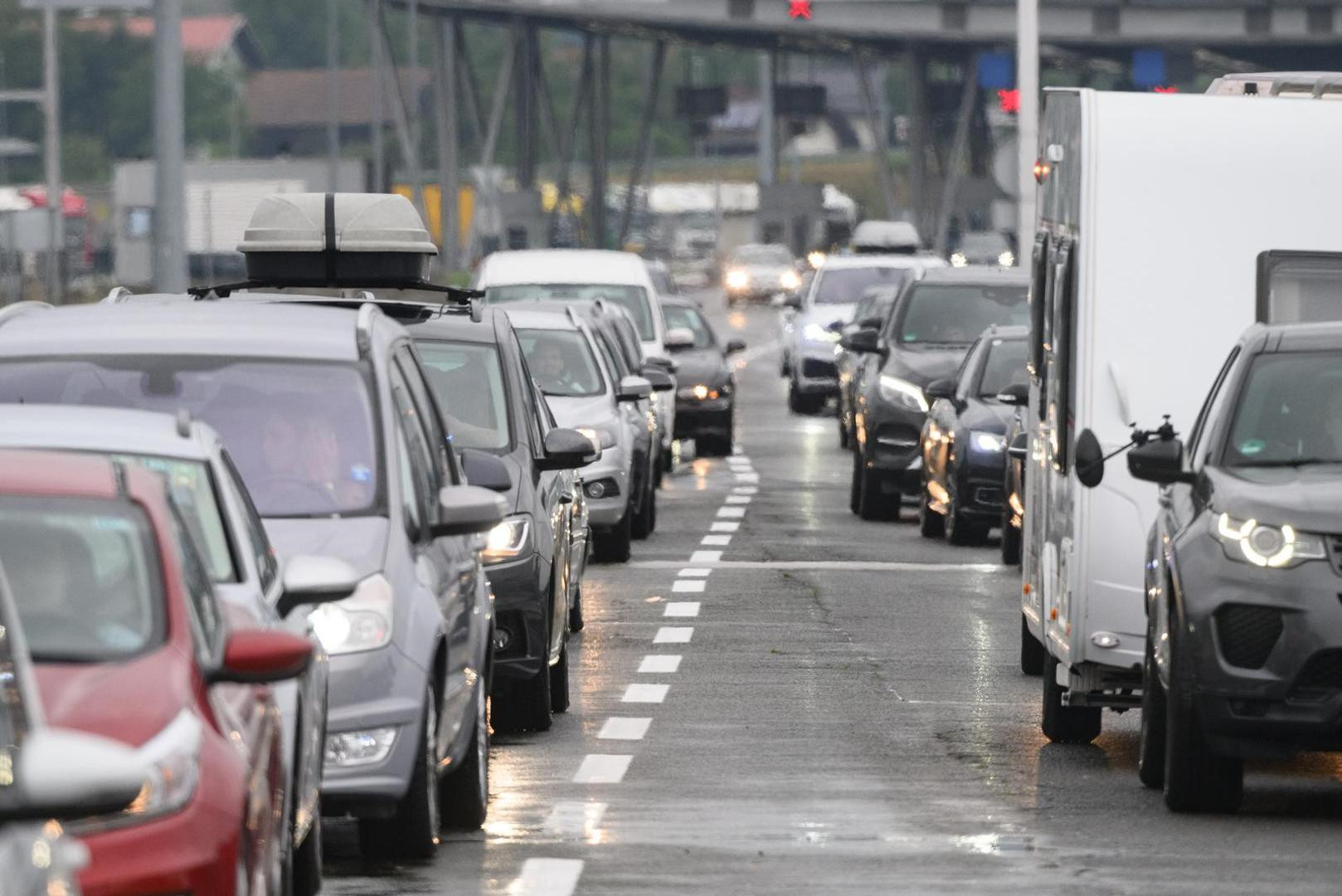 Hrvatska: Kod Lučkog kilometarska kolona, na Bajakovu se čeka 9 sati