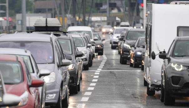 Hrvatska: Kod Lučkog kilometarska kolona, na Bajakovu se čeka 9 sati