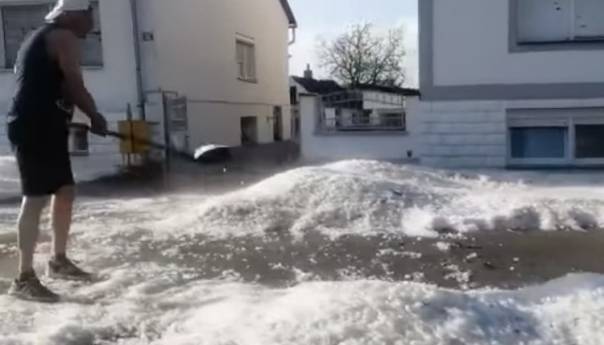 Hrvatska: Lopatama čistili led ispred kuća