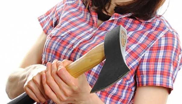 Hrvatska: Maloljetnica sjekirom napala socijalne radnice