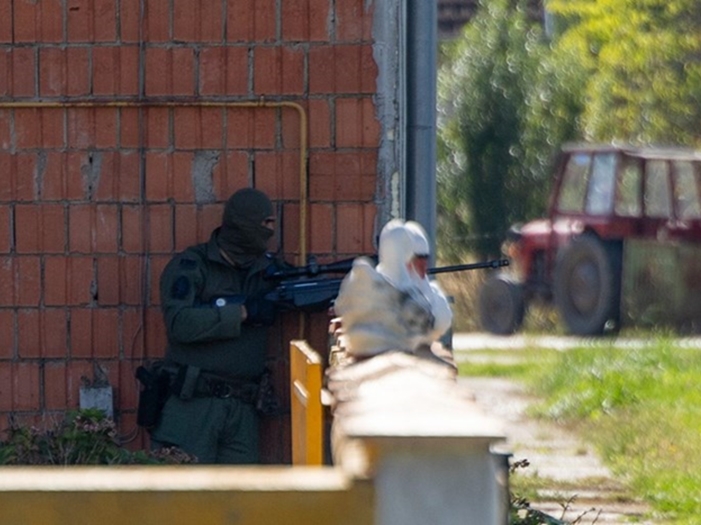 Hrvatska: Muškarac gađao kuću molotevljevim koktelima, prijeti bombom
