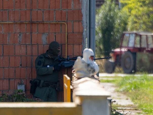 Hrvatska: Muškarac gađao kuću molotevljevim koktelima, prijeti bombom