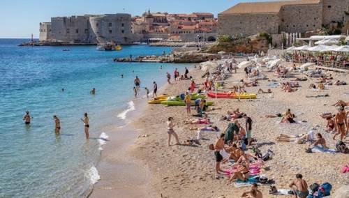 Hrvatska objavila preporuke za boravak na plaži i kupanje u moru ove godine