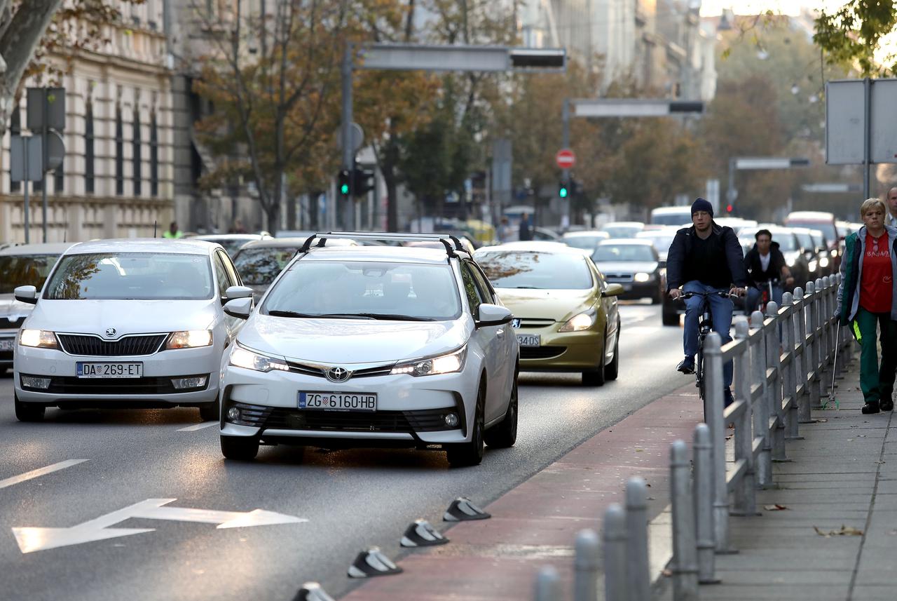 Hrvatska: Od danas više nisu obavezna dnevna svjetla na automobilima