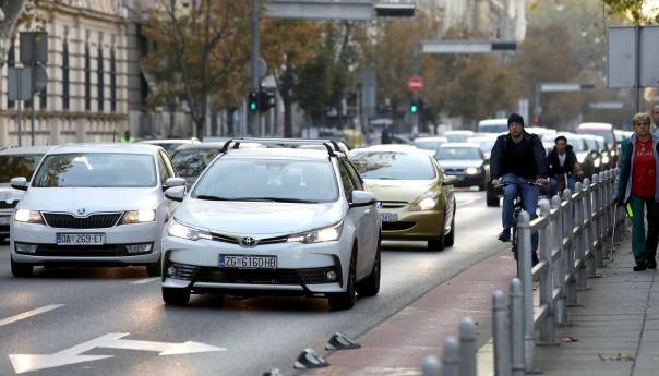 Hrvatska: Od danas više nisu obavezna dnevna svjetla na automobilima