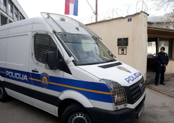 Hrvatska: Prijetio supruzi sjekirom jer nije imao novca da pije