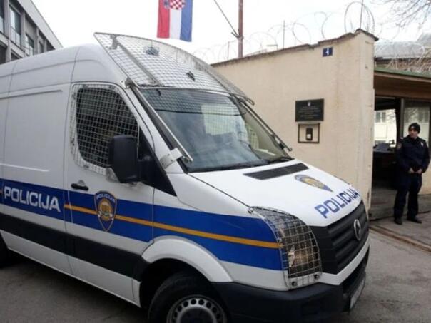 Hrvatska: Prijetio supruzi sjekirom jer nije imao novca da pije