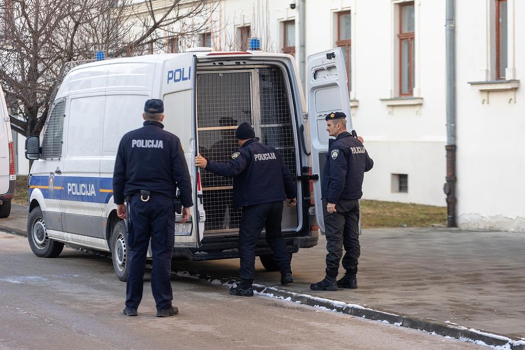 Hrvatska protjerala muškarca jer je veličao Mladića, plakao u policiji