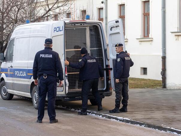 Hrvatska protjerala muškarca jer je veličao Mladića, plakao u policiji