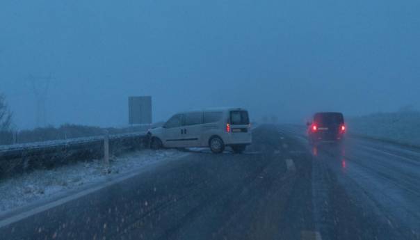 Hrvatska: Snijeg stvara haos, na autocestama nesreće