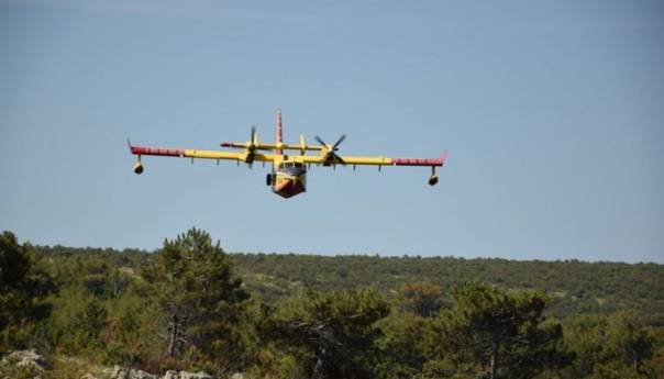 Hrvatska vojska gasi požar na Braču i traži nestalu osobu na Šolti